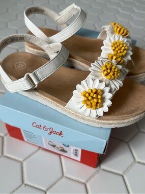 Cat & Jack White Floral Daisy Sandals with Yellow Centers